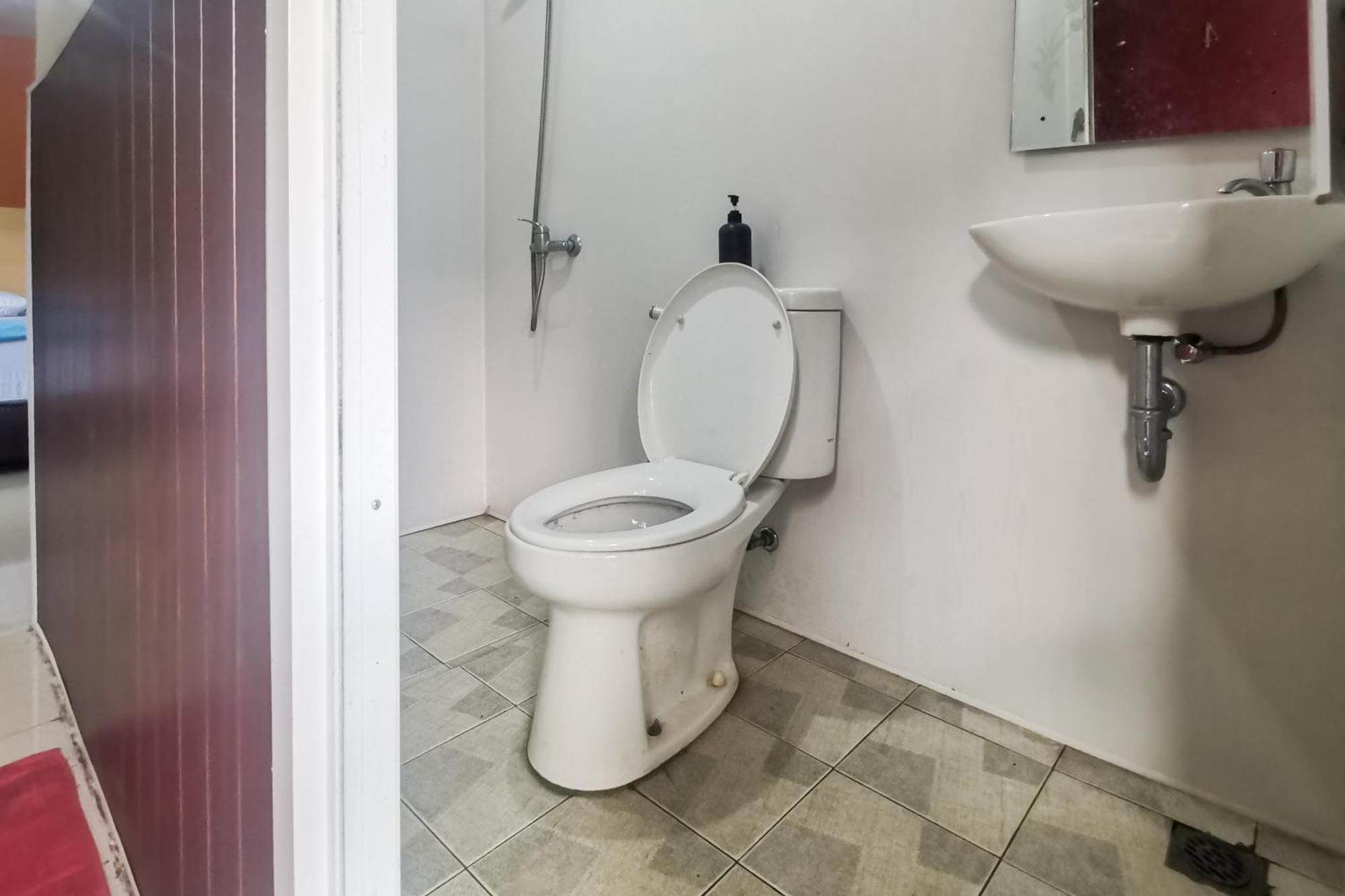 Hotel Container Inn Mitra Reddoorz Gadok Екстериор снимка